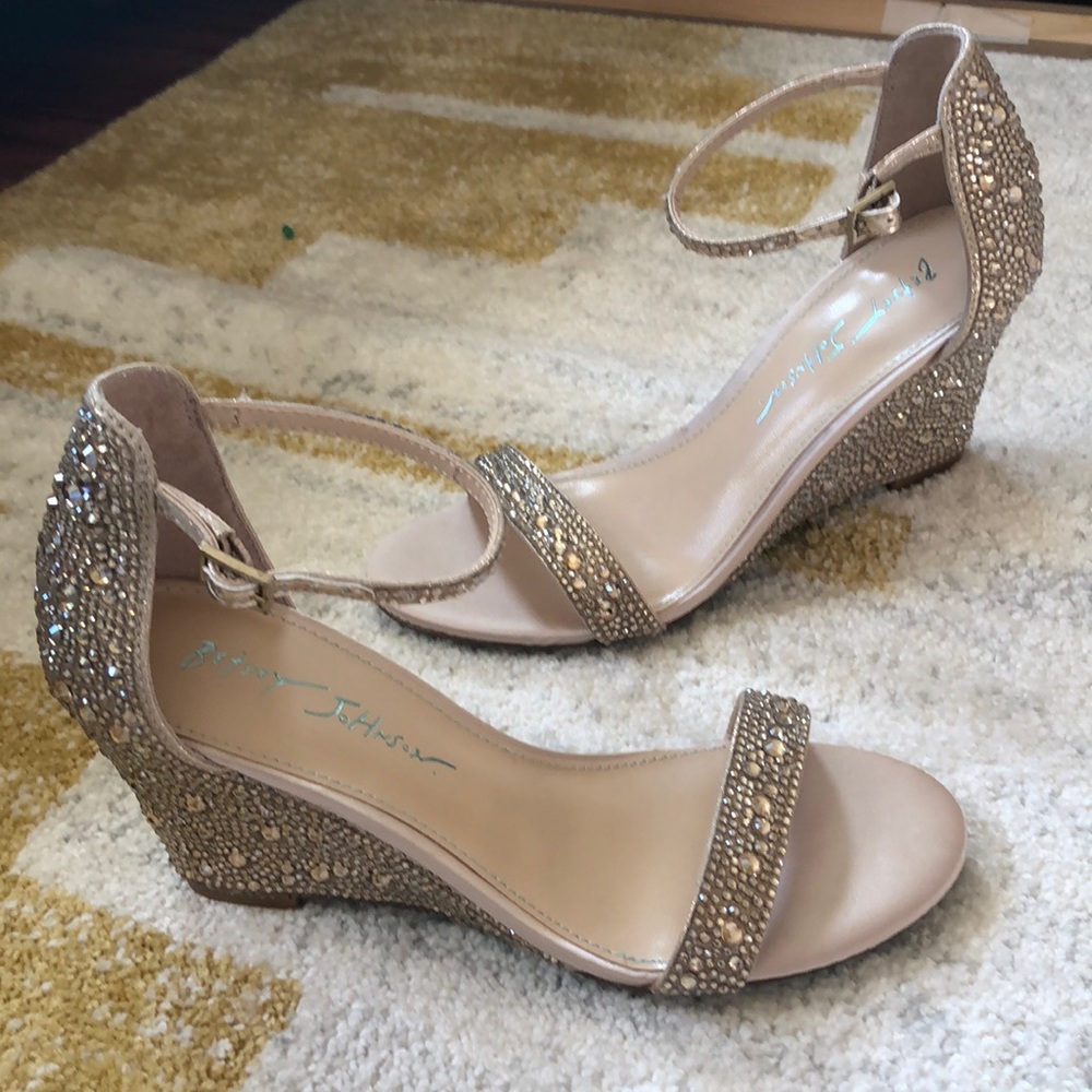 NWOB Betsey Johnson Debie Wedge Sandals - Picture 2 of 7